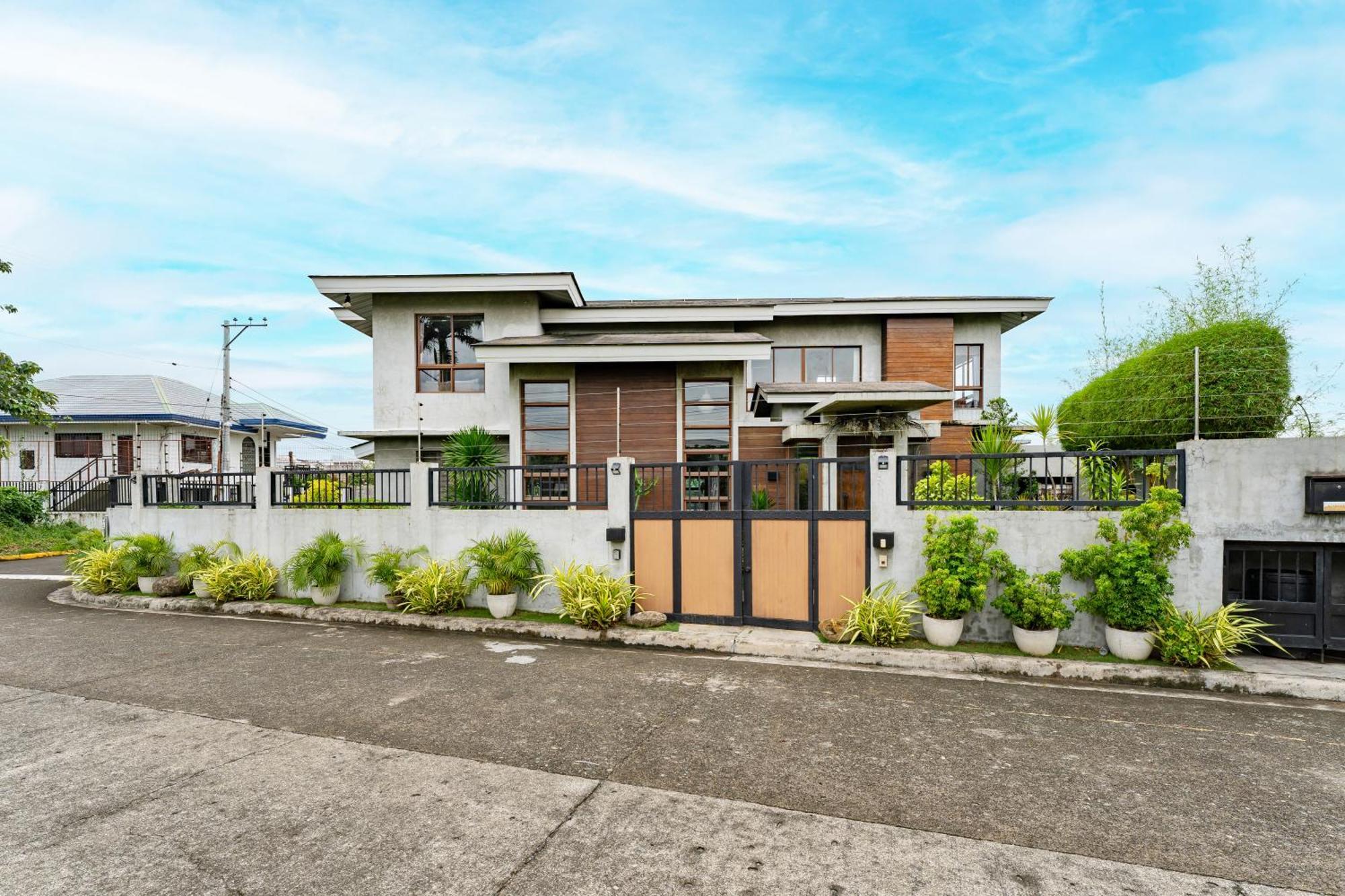 Isla Villa 1 Amazing Waterfall Pool House Near Beach, Bars & Restaurants Lapu-Lapu City Exterior photo